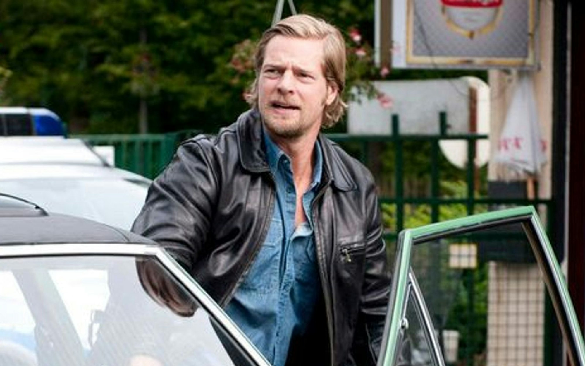 Mick Brisgaus „Geradlinigkeit“ schätzen wohl viele Fans, wie Henning Baum im Interview anlässlich der neuen Staffel der Serie „Der letzte Bulle“ erklärt. (Bild: SAT.1 / Martin Rottenkolber)