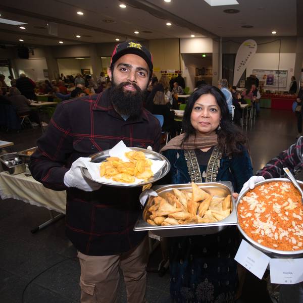 Servierten bei dem Jubiläumsbasar der Lichtbrücke in Engelskirchen zum ersten Mal Speisen aus ihrer Heimat (von links): Faris, Samreen und Muhammad Faheem aus Kürten. Die pakistanische Familie lebt in der Gemeinde Kürten (Rheinisch-Bergischer Kreis).