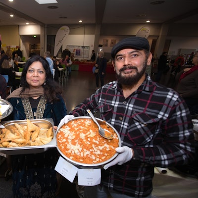 Servierten bei dem Jubiläumsbasar der Lichtbrücke in Engelskirchen zum ersten Mal Speisen aus ihrer Heimat (von links): Faris, Samreen und Muhammad Faheem aus Kürten. Die pakistanische Familie lebt in der Gemeinde Kürten (Rheinisch-Bergischer Kreis).