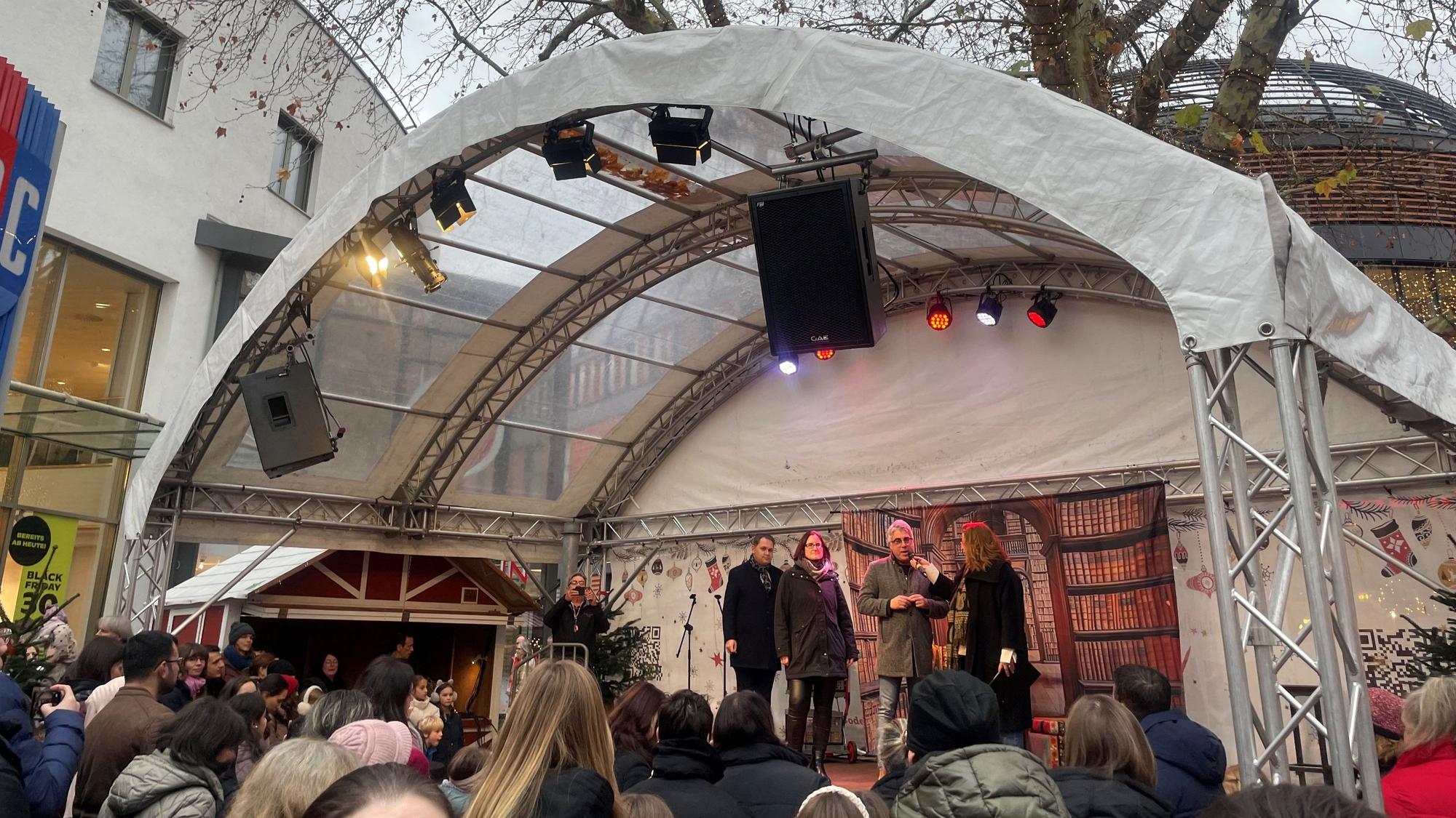 Preisverleihung des Malwettbewerbs am Wiesdorfer Christkindchenmarkt.