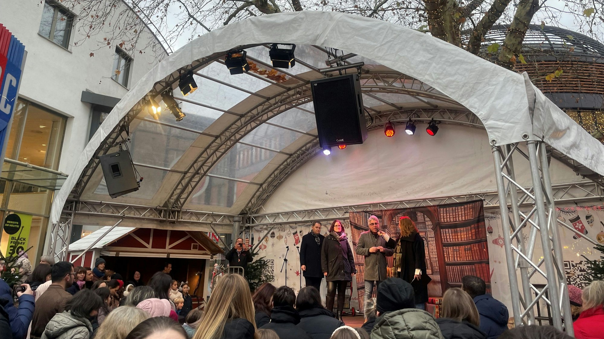 Preisverleihung des Malwettbewerbs am Wiesdorfer Christkindchenmarkt.