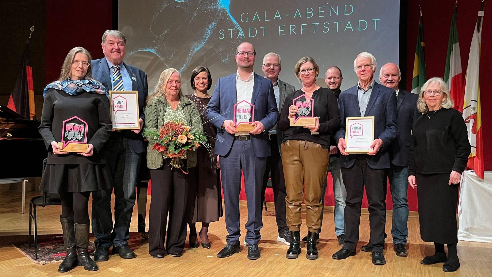 Das Foto zeigte die Preisträger und Geehrten beim Gala-Abend in Erftstadt.