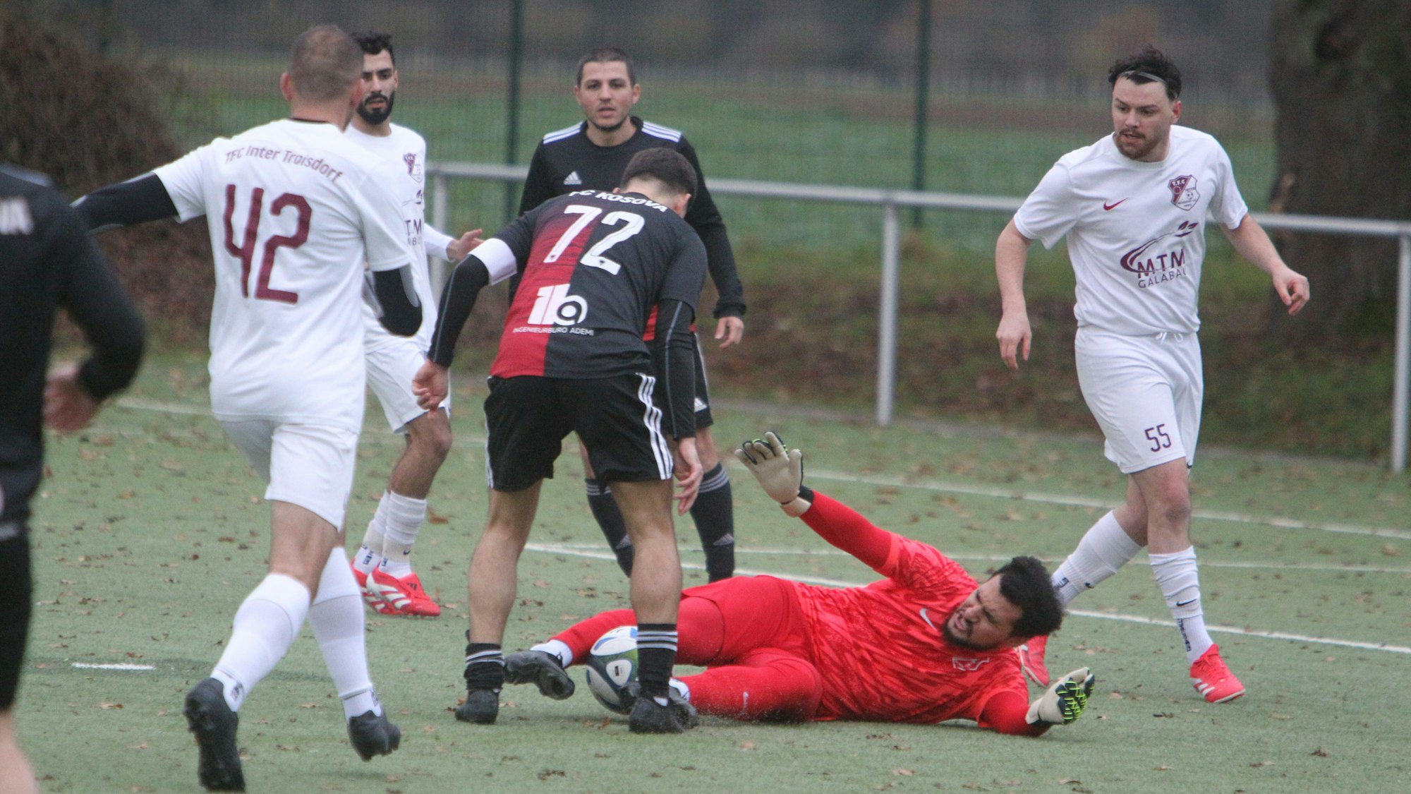 Keeper Jusef Suleiman und der TFC Inter Troisdorf haben alle Hände voll zu tun.