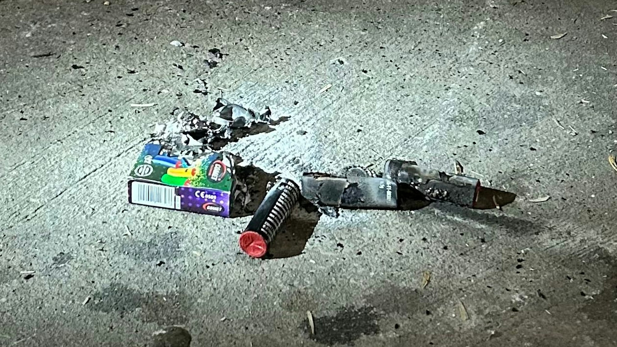 Feuerwerkskörper liegen auf einem Betonboden.