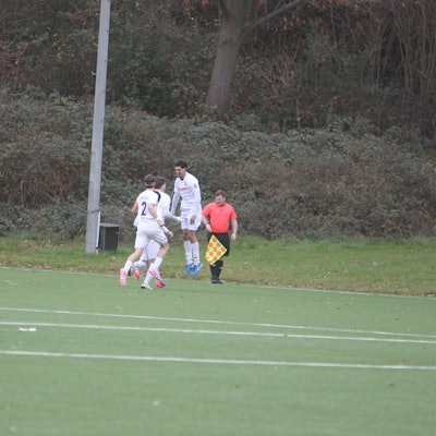 Alec Vinci (rechts) trifft zur Siegburger Führung und lässt sich feiern.