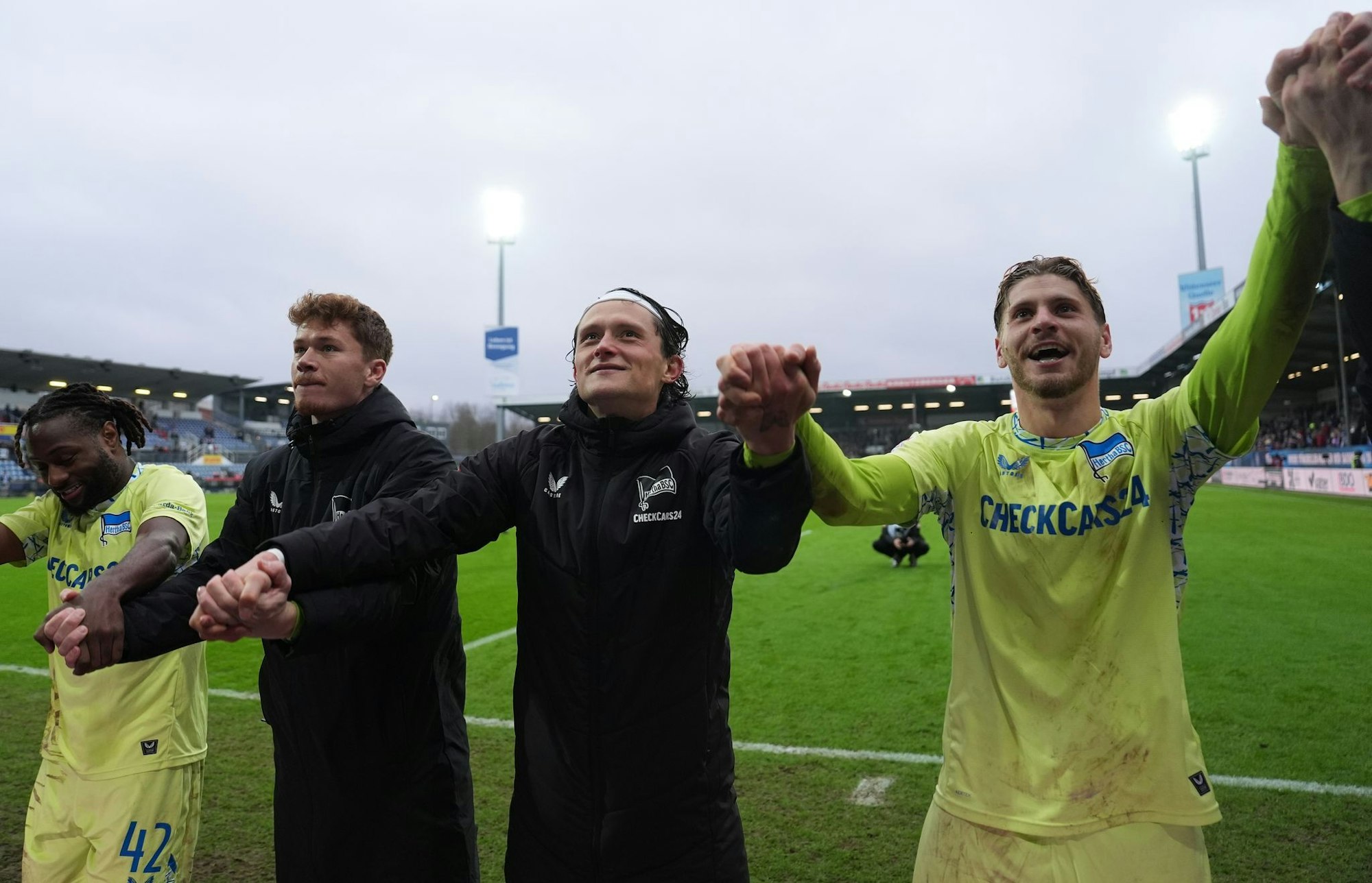 Inzwischen ein gewohntes Bild: Hertha feiert mit den Fans.