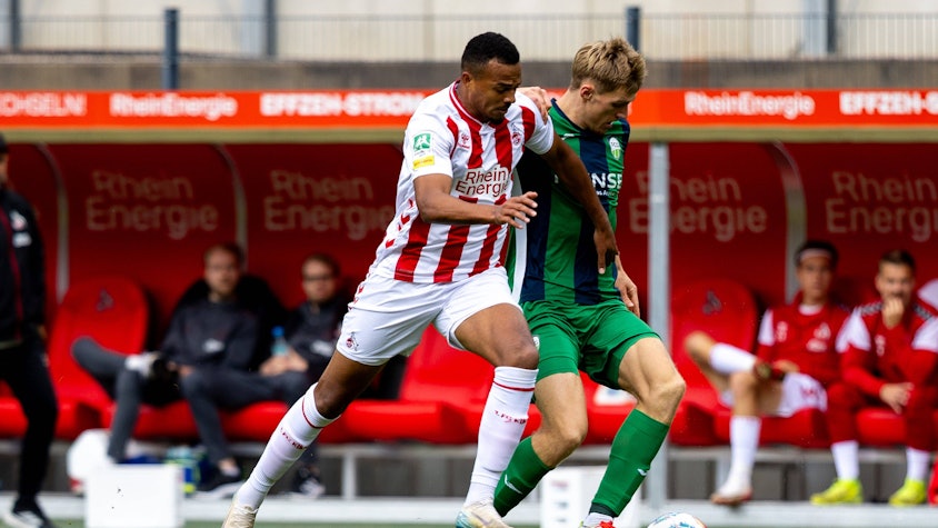 27.09.2025, xkwix, Fußball, Regionalliga West, 1. FC Köln U23 - FC Gütersloh, Geißbockheim Franz-Kremer-Stadion: Luis Frieling FC Gütersloh 21 im Zweikampf gegen Marvin Ajani 1. FC Köln U23 22 NRW Deutschland *** 27 09 2025, xkwix, Football, Regionalliga West, 1 FC Köln U23 FC Gütersloh, Geißbockheim Franz Kremer Stadion Luis Frieling FC Gütersloh 21 in duel against Marvin Ajani 1 FC Köln U23 22 NRW Germany