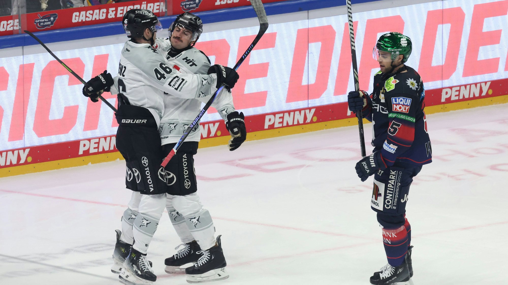 DEU, DEL, 1.EBL, Eisbaeren vs. Koelner Haie, / 30.11.2025, Uber-Arena, Berlin, DEU, DEL, 1.EBL, Eisbaeren vs. Koelner Haie, im Bild 1:1,PATRICK RUSSELL Koelner Haie 63, Kevin Niedenz Koelner Haie 46 *** DEU, DEL, 1 EBL, Eisbaeren vs Koelner Haie, 30 11 2025, Uber Arena, Berlin, DEU, DEL, 1 EBL, Eisbaeren vs Koelner Haie, pictured 1 1,PATRICK RUSSELL Koelner Haie 63 , Kevin Niedenz Koelner Haie 46 nordphotoxGmbHx/xEngler nph00076