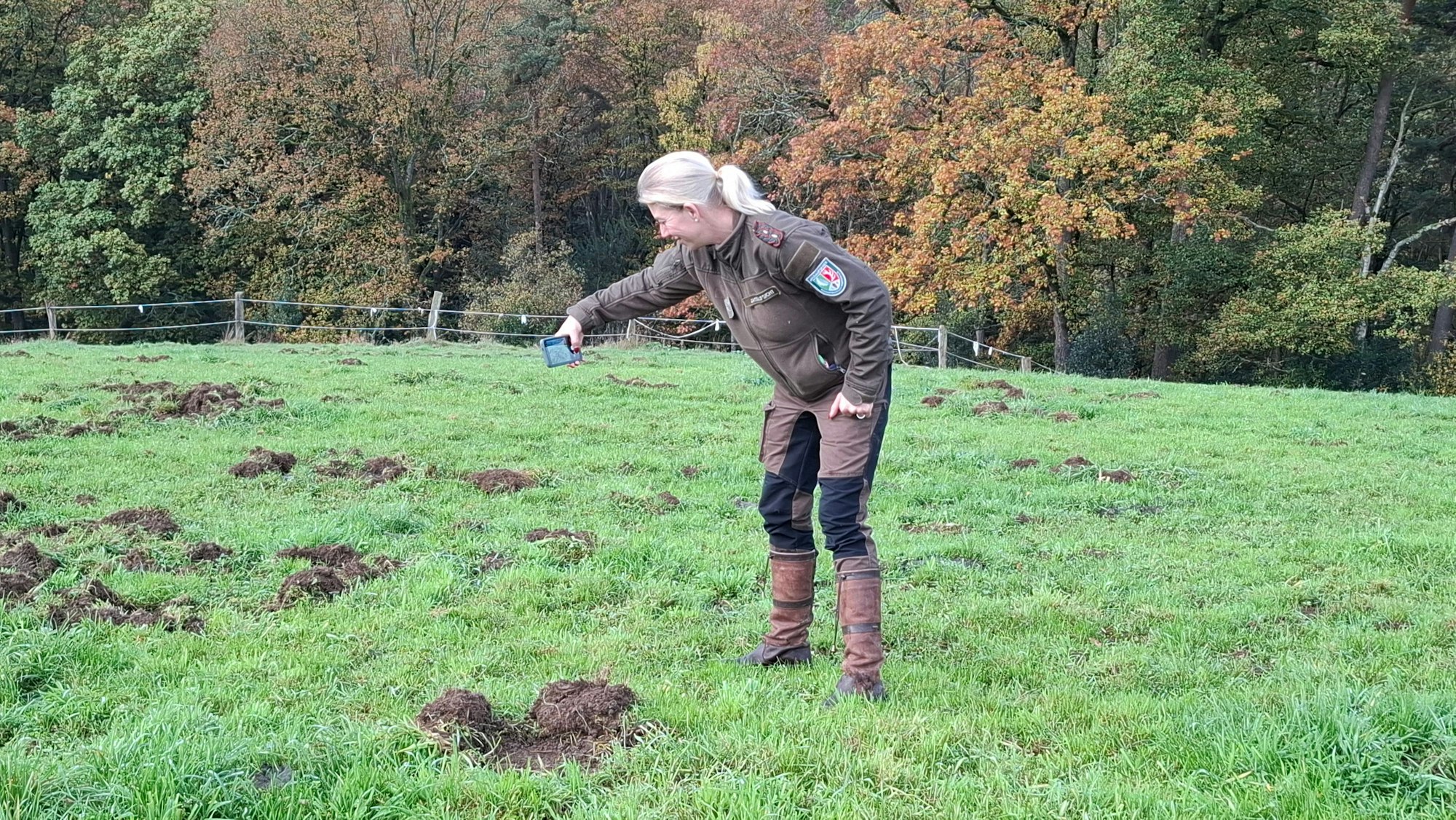 Die Dokumentation von Wildschweinschäden gehört auch zu den Aufgaben der Jagdaufseherin.