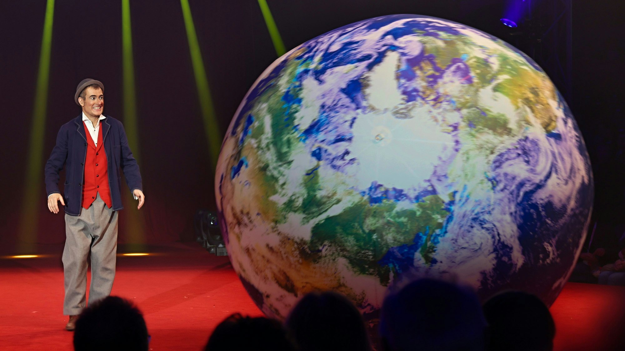 Der Clown Fraser Hooper mit seiner riesigen Weltkugel.