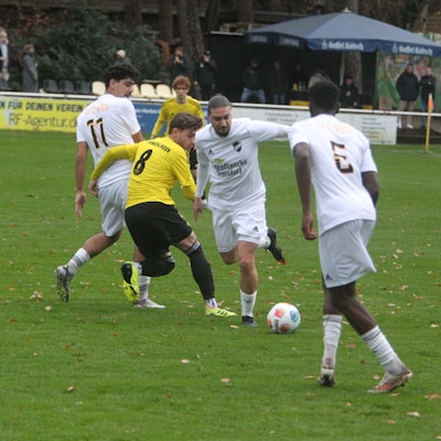 Ege Sentop (am Ball) kann die Spicher Heimniederlage gegen Marialinden nicht verhindern.