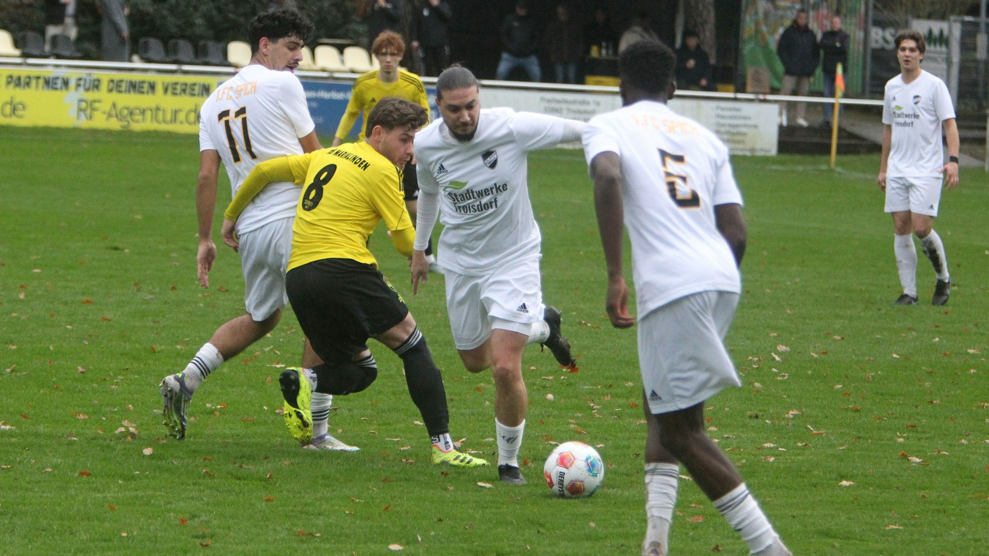 Ege Sentop (am Ball) kann die Spicher Heimniederlage gegen Marialinden nicht verhindern.