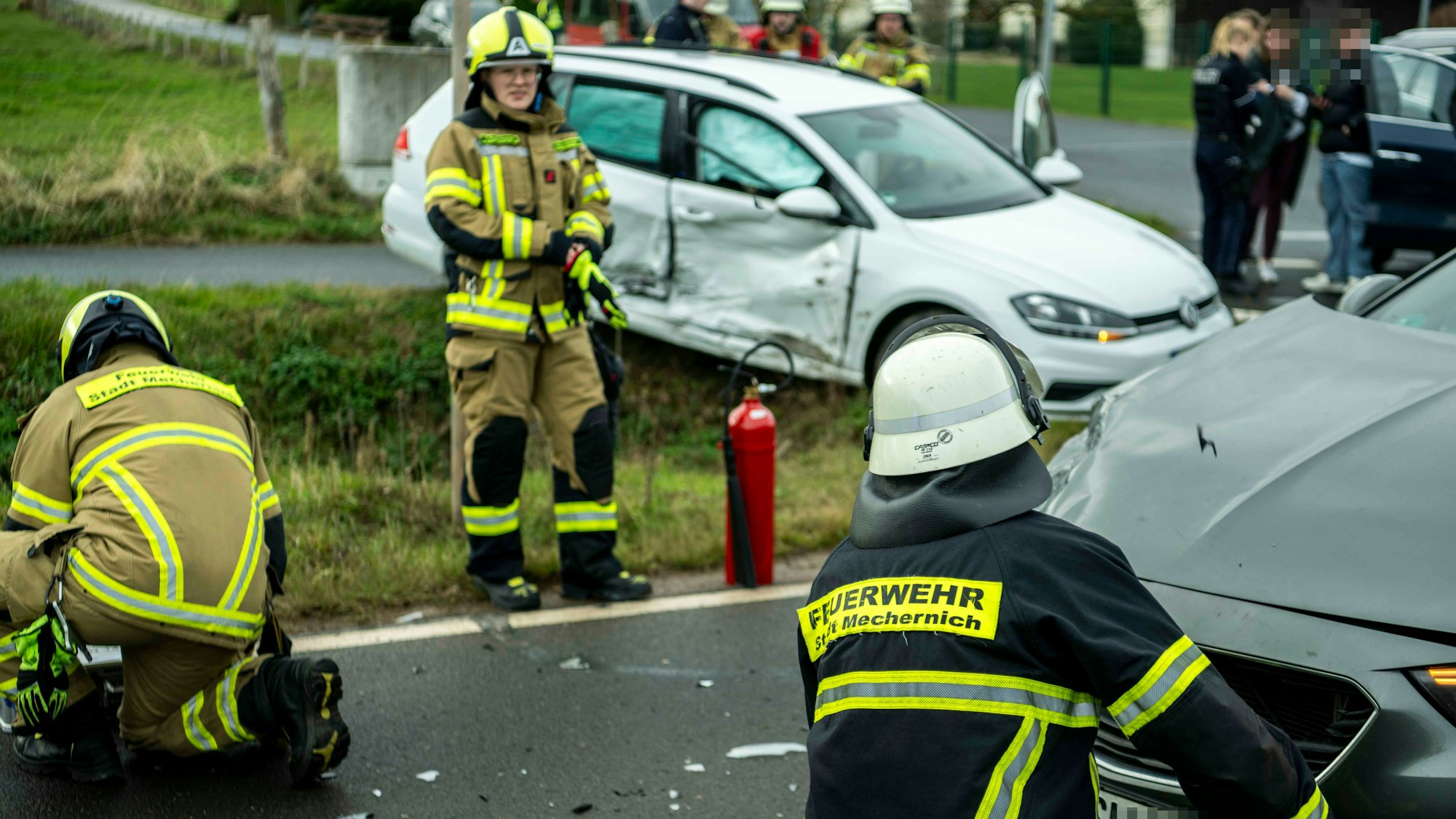 Das Bild zeigt die Feuerwehr im Einsatz während des Unfalls in Höhe des Freilichtmuseums.