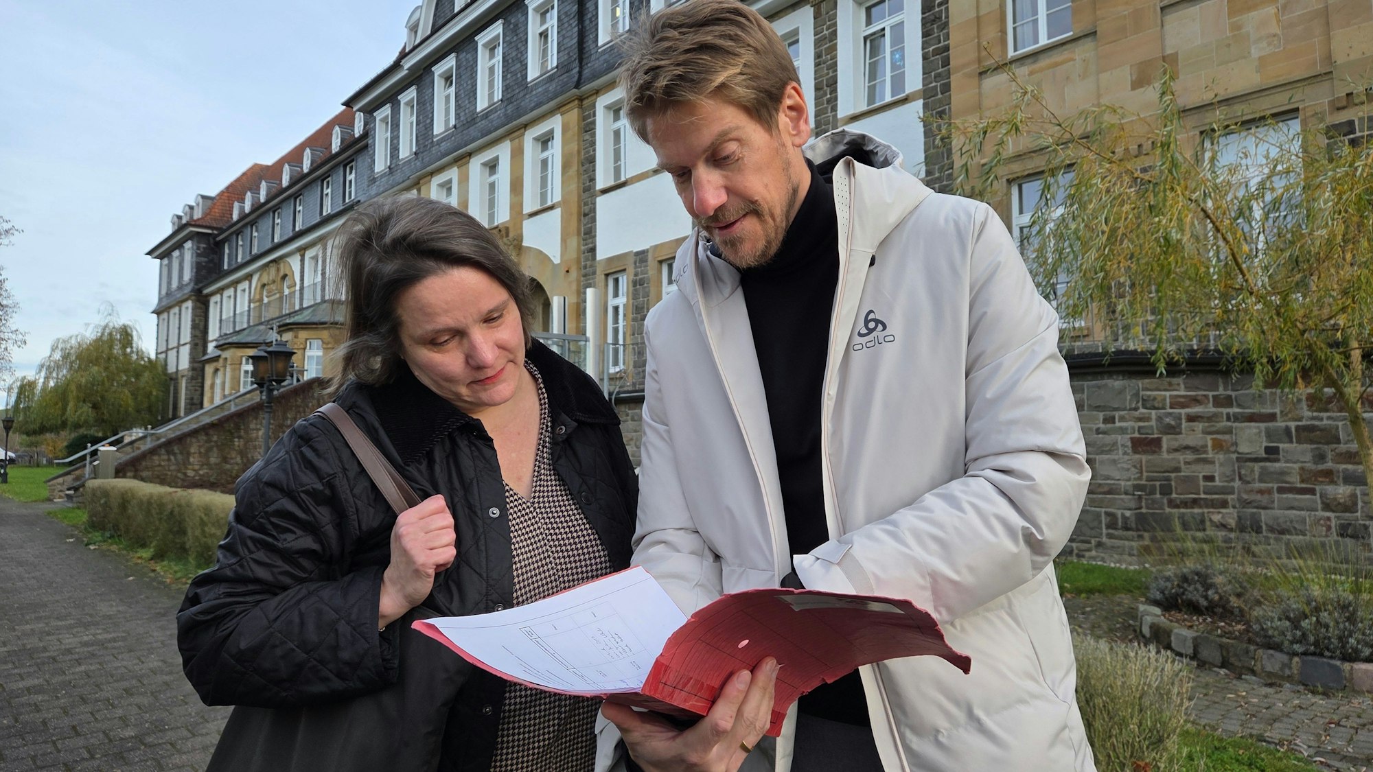 In der Denklinger Curata-Seniorenresidenz sehen die Anwältin Anja Maleika aus Windeck-Schladern und Richter Thorsten Schmidt aus Waldbröl nach Menschen in Betreuung und sorgen dafür, dass alles in Ordnung ist und bleibt.