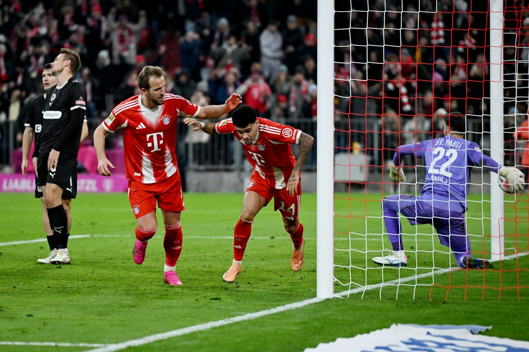 Luis Díaz (M) wird zum Münchner Matchwinner.