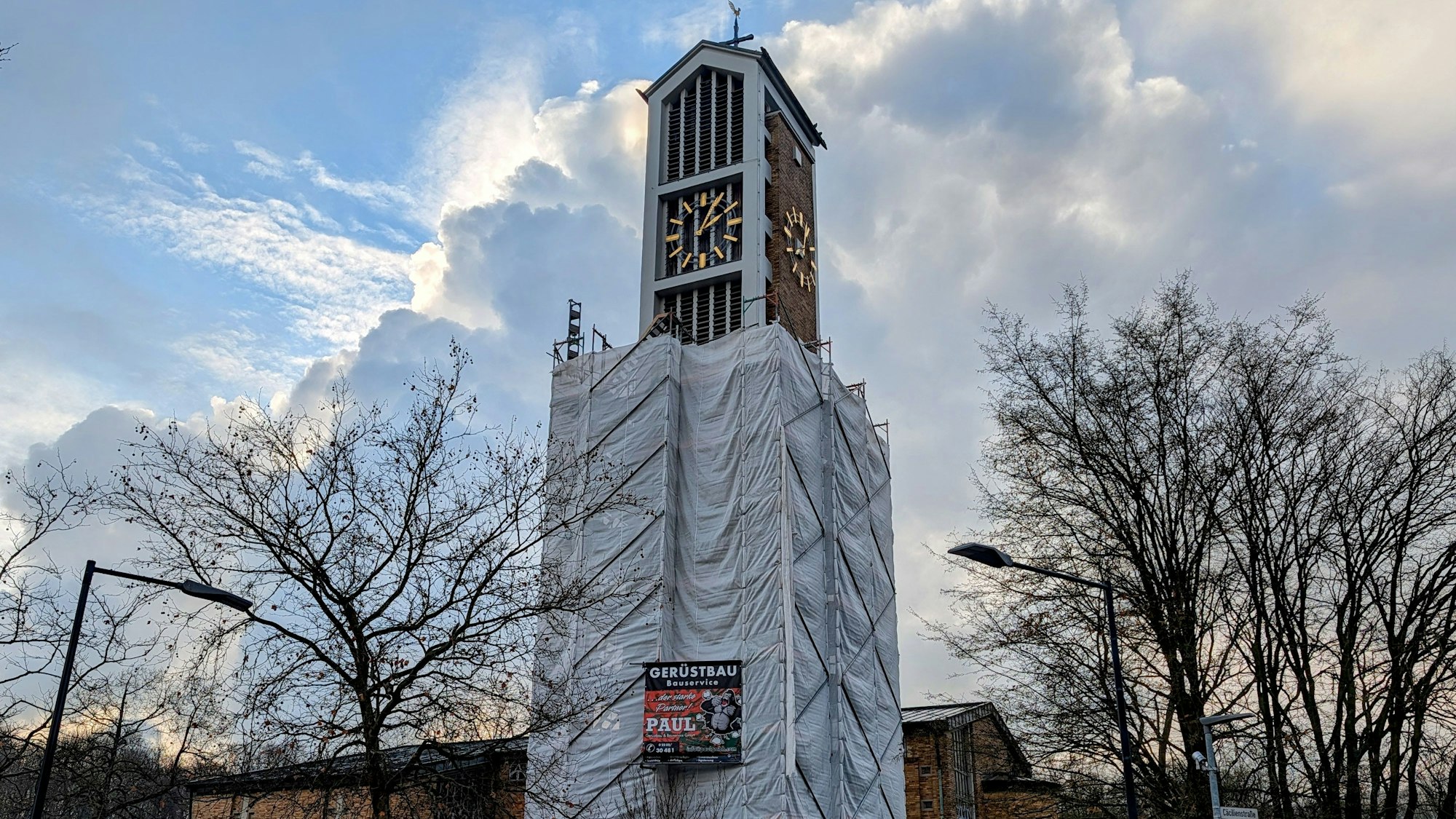 Das Foto zeigt den noch halb verhüllten Kirchturm von St. Wendelinus in Berrenrath.