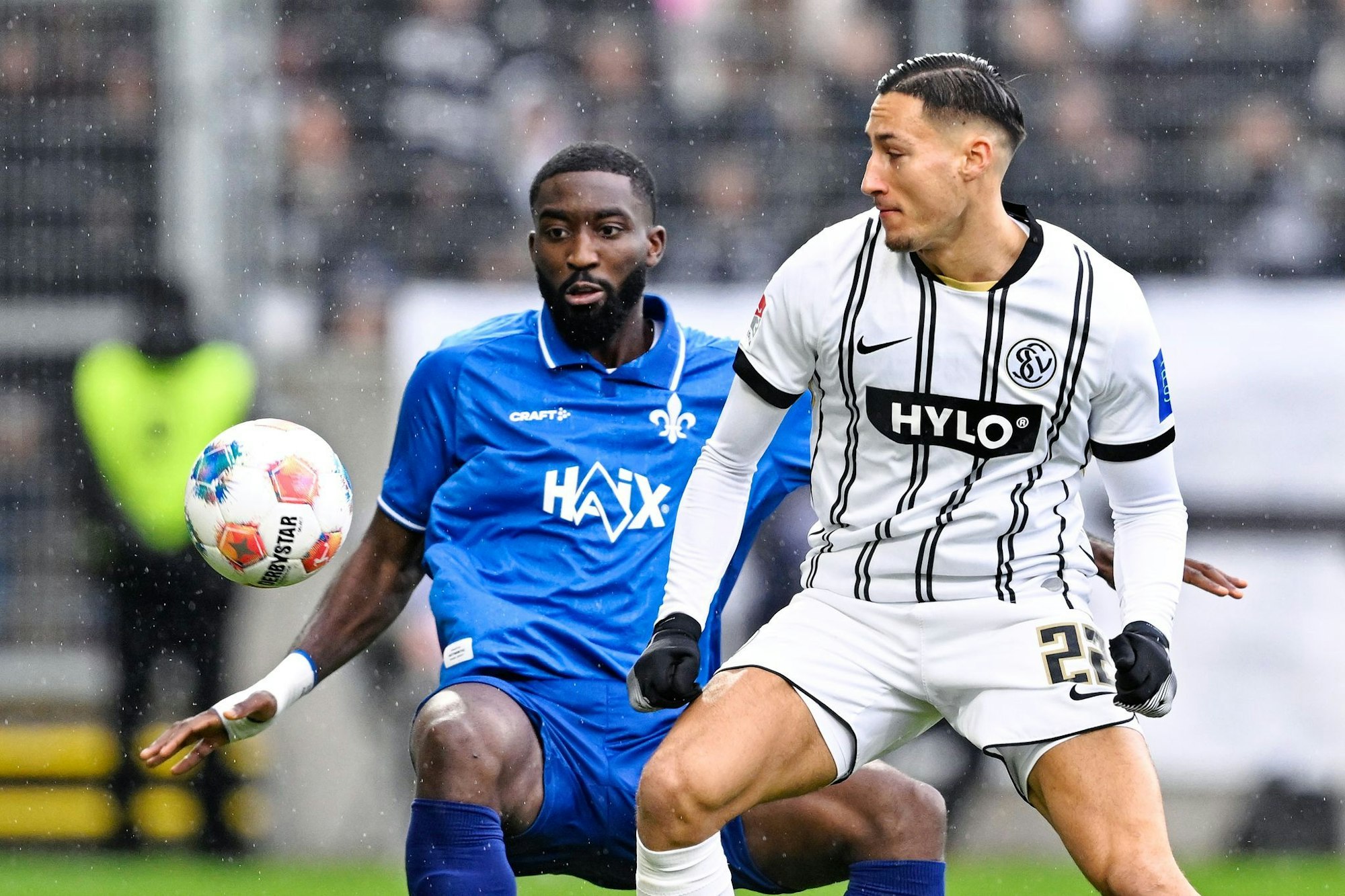 Elversbergs Torjäger Younes Ebnoutalib (r.) im Duell mit Patric Pfeiffer