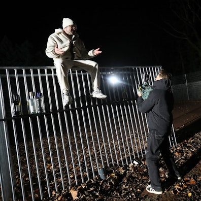 Videodreh auf dem Sportplatz: (v.l.) Rapper Beppa137 mit Mike sowie Jugendchoach Simon Batta und Toni Benoni.