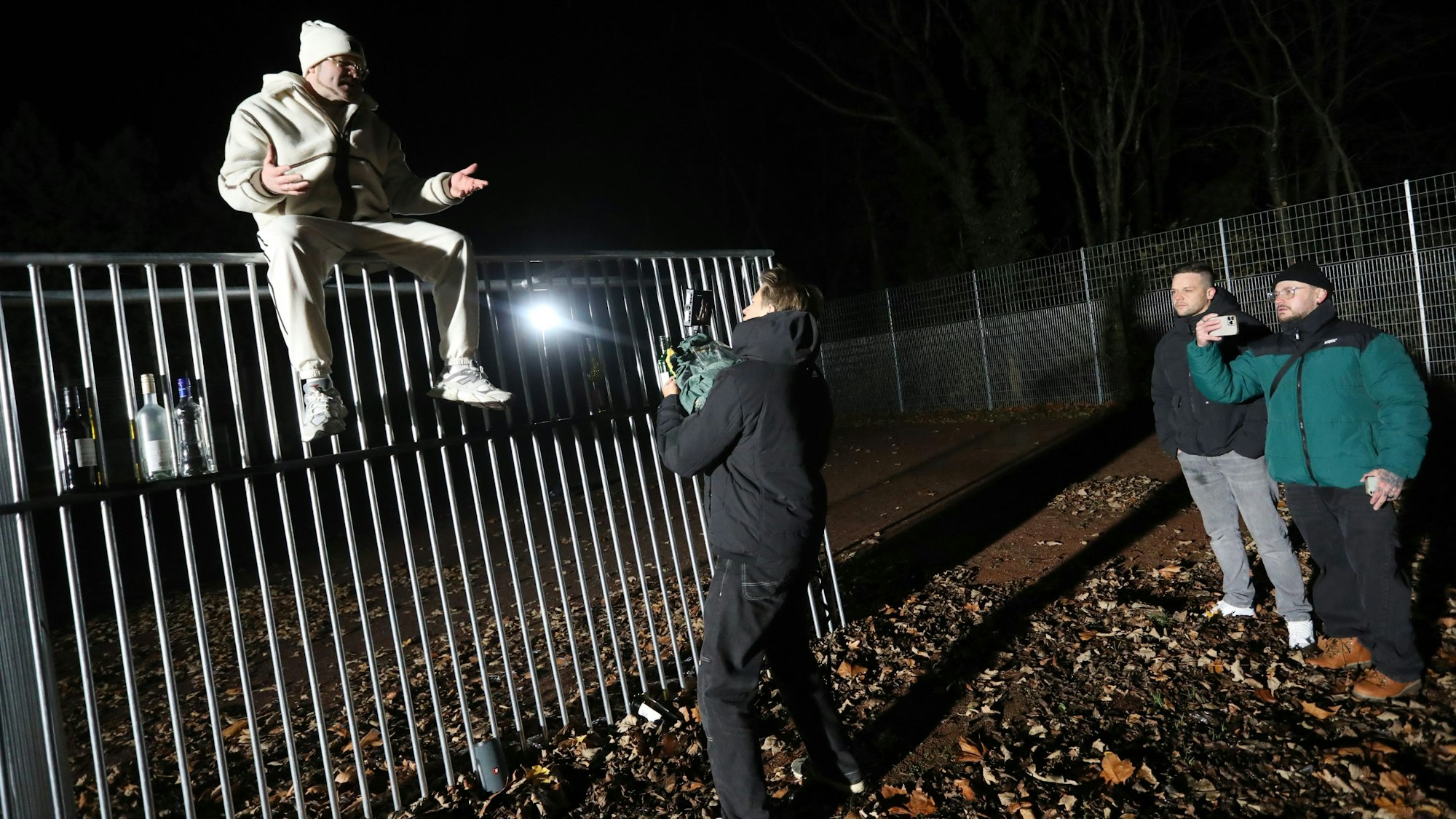 Videodreh auf dem Sportplatz: (v.l.) Rapper Beppa137 mit Mike sowie Jugendchoach Simon Batta und Toni Benoni.