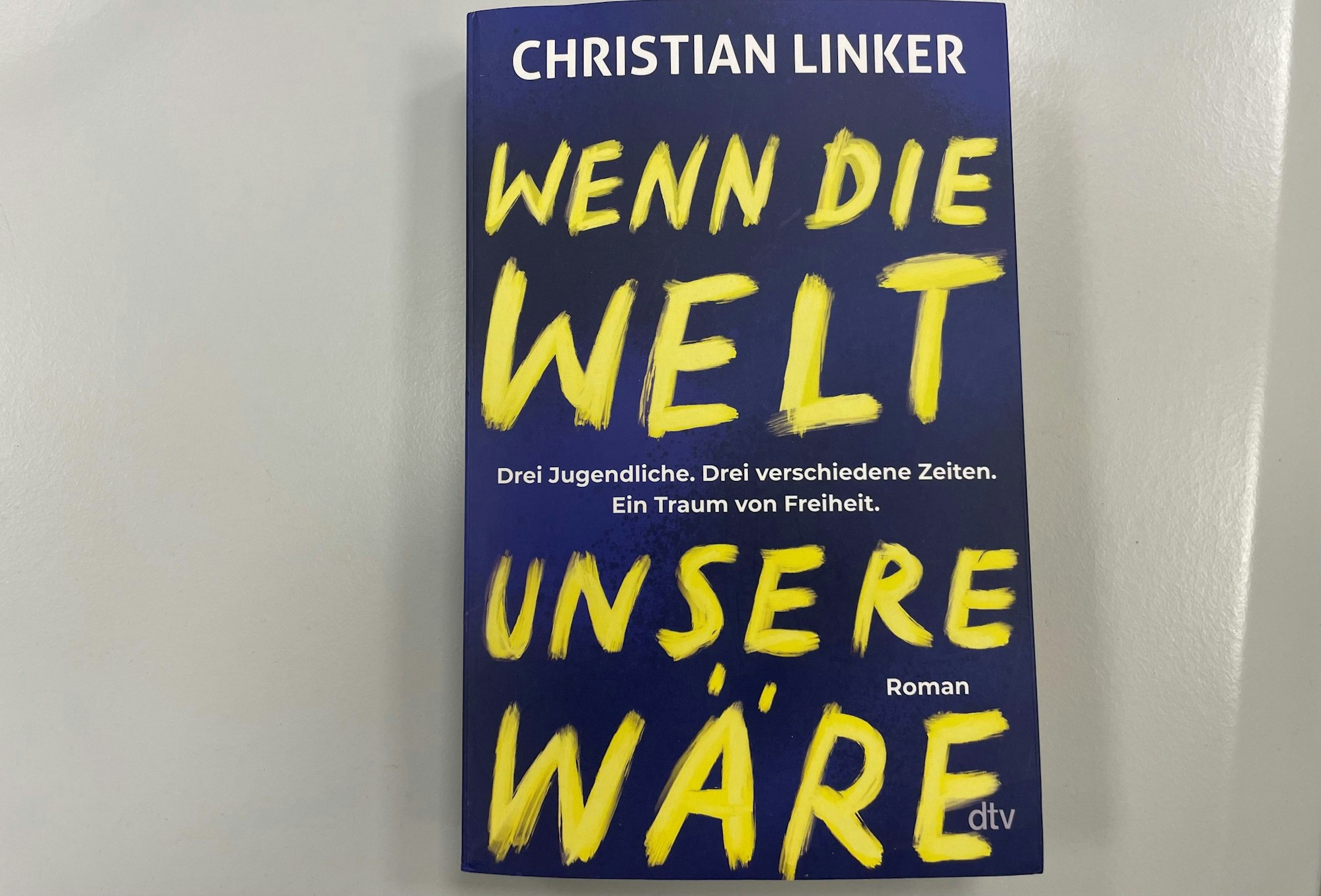 "Wenn die Welt unsere wäre" handelt von drei Jugendlichen während ganz unterschiedlicher Zeiten.