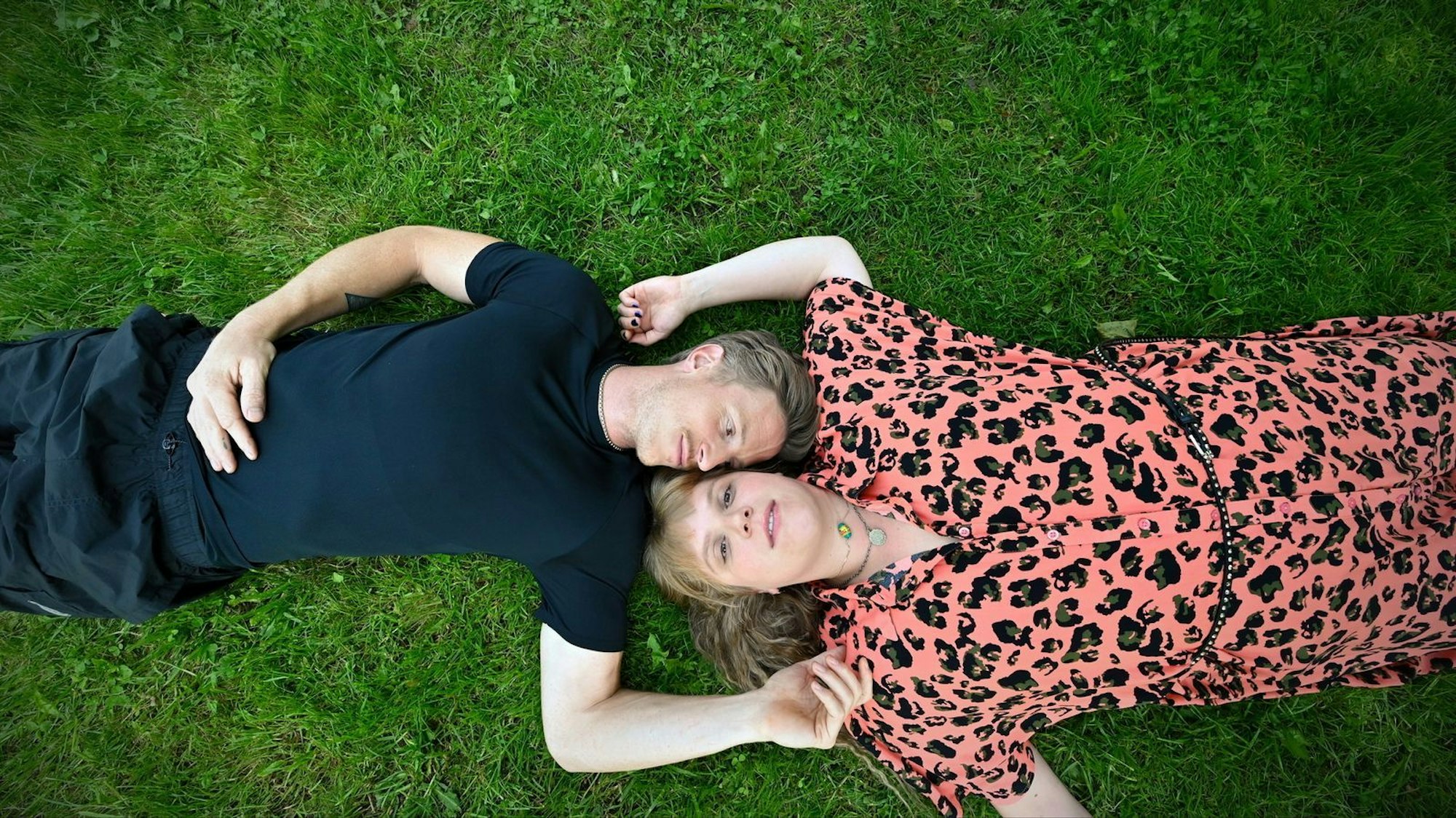 Ungewohnte Rolle für Stefanie Reinsperger (mit Golo Euler): „Liebesbrief an Jenny“ erzählt eine Romanze. „Ich musste 36 Jahre alt werden, um ein Love Interest zu spielen. Das würde ich gerne noch ein paarmal machen“, so Reinsperger im Interview. (Bild: ZDF und Christiane Pausch)