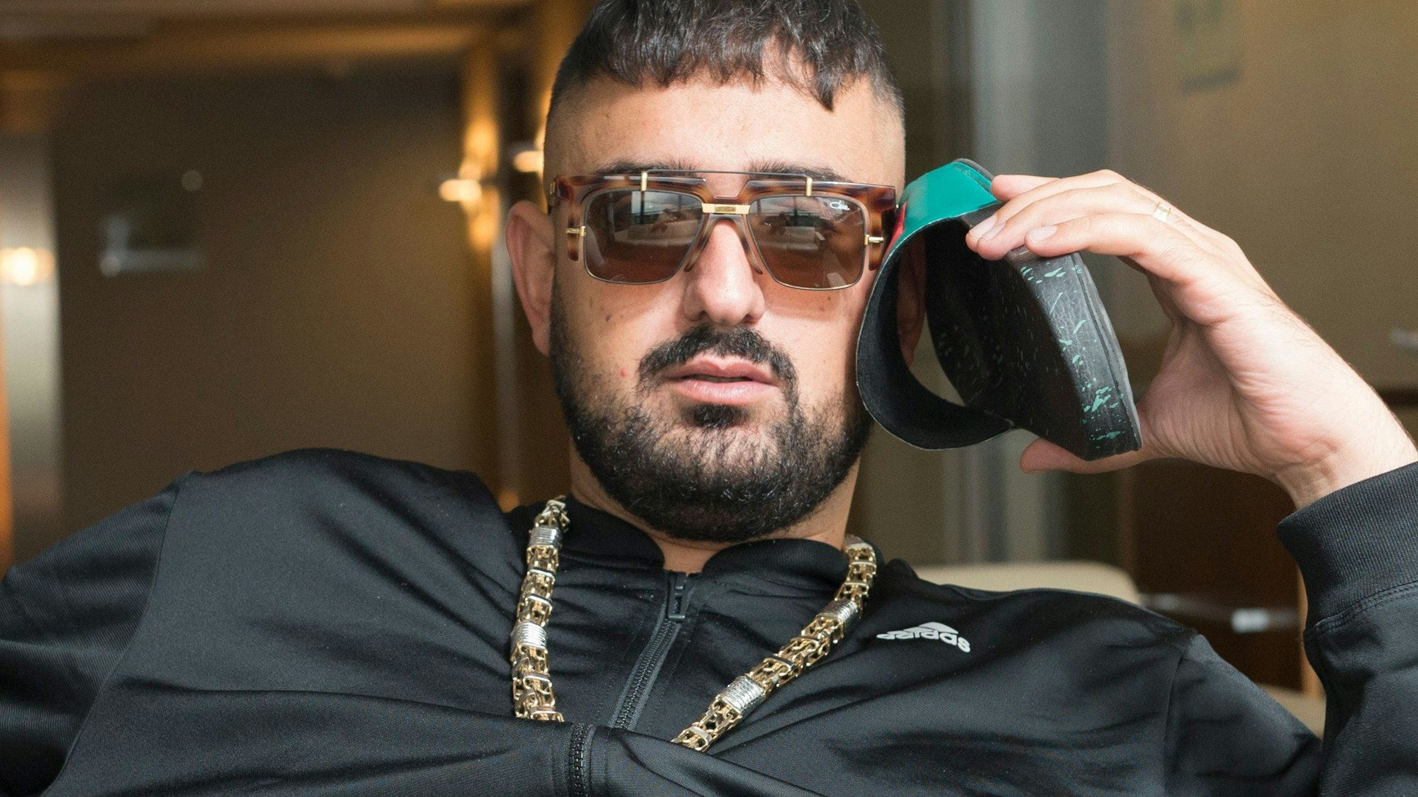 Der Rapper Aykut Anhan, alias Haftbefehl, posiert am 14.07.2016 vor einem Interview für die Kamera. Seit einigen Jahren tritt er nur noch vermummt auf, da sein Gesicht durch massiven Kokainkonsum gezeichnet ist.