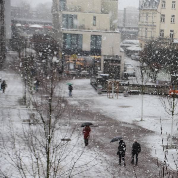 Dichter Schneefall so wie hier in der Siegburger Innenstadt wird immer seltener. (Archivbild)