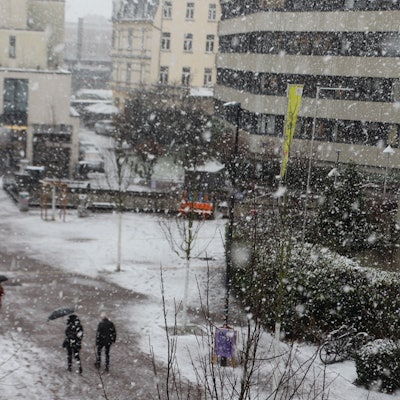 Dichter Schneefall so wie hier in der Siegburger Innenstadt wird immer seltener. (Archivbild)