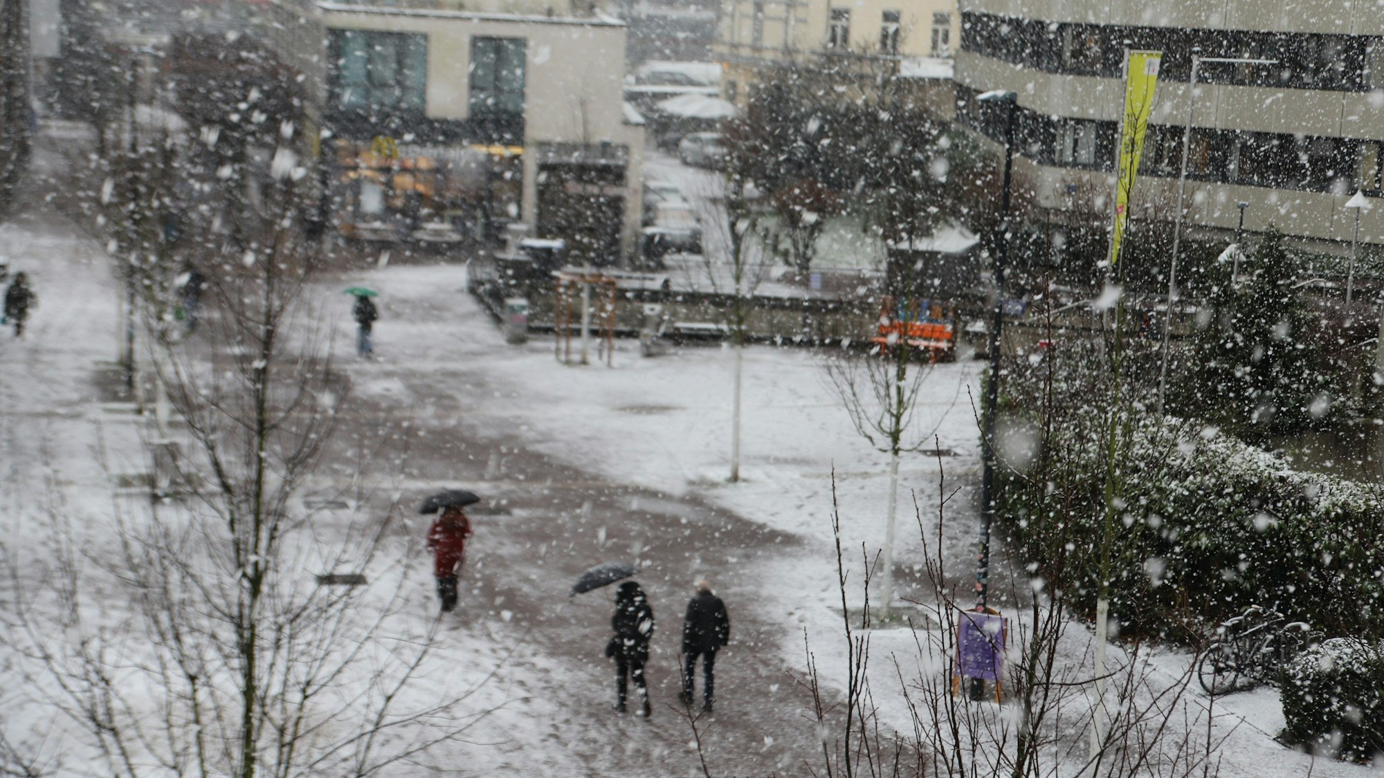 Dichter Schneefall so wie hier in der Siegburger Innenstadt wird immer seltener. (Archivbild)