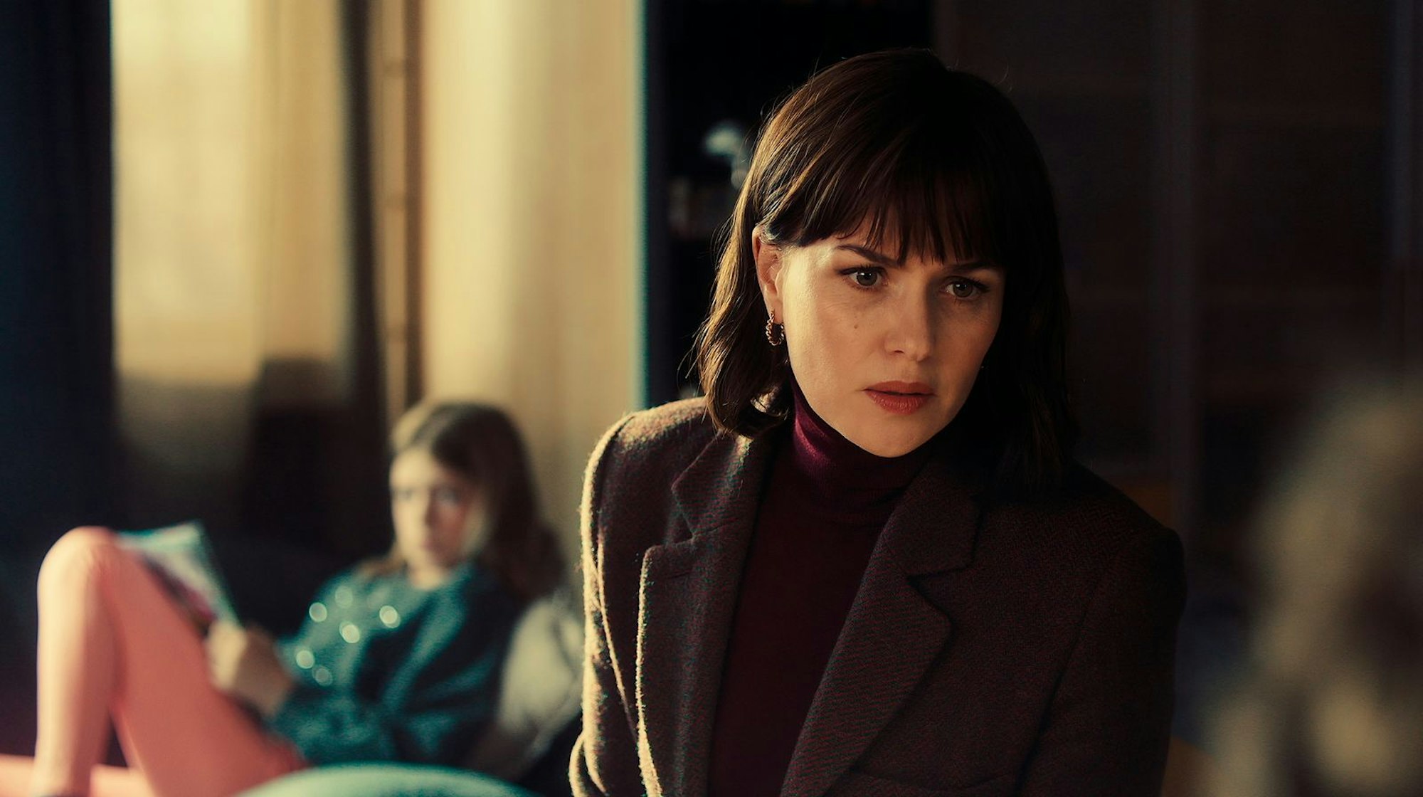 Ermittlerin Maryam Azadi (Melika Foroutan) soll nach Ansicht der „Tatort“-Macher auch weiterhin eine leicht mysteriöse Figur bleiben. Ein Detail über ihr Privatleben, das in Folge eins völlig außen vor blieb, wird im zweiten Film enthüllt. (Bild: HR/Sommerhaus/Tatiana Vdovenko)