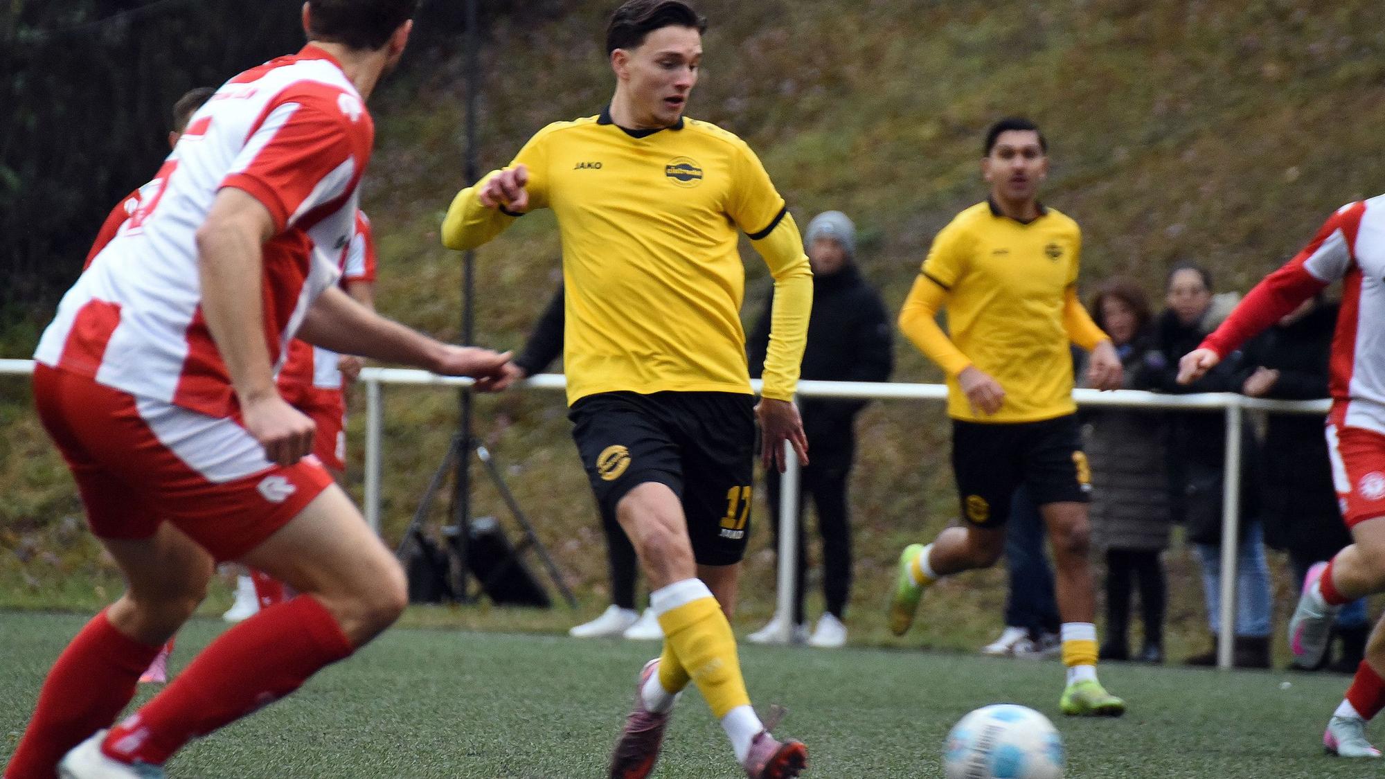 Hohkeppel mit Ball in der Vorwärtsbewegung.