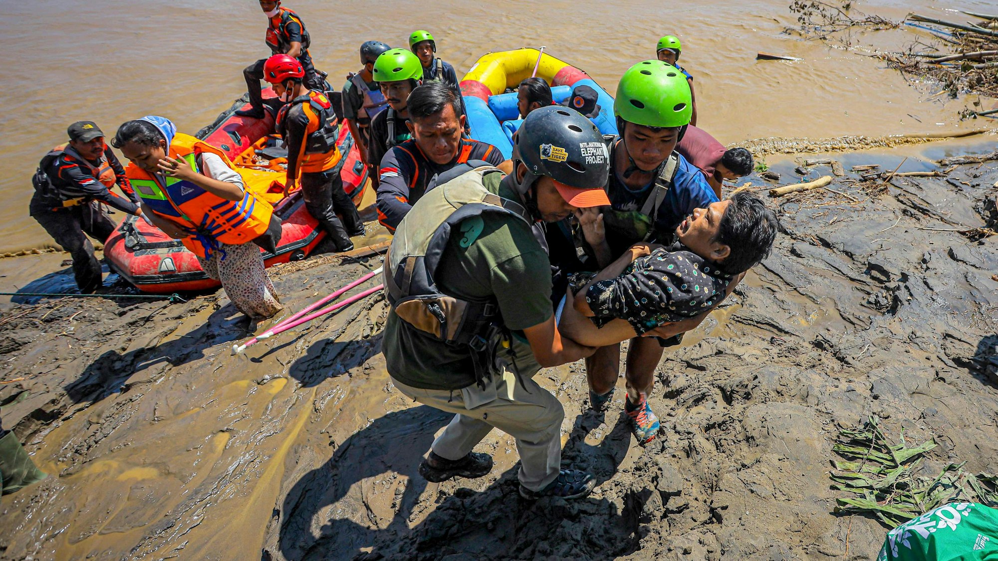 Rettungskräfte evakuieren einen Dorfbewohner, um ihn in das nächstgelegene Krankenhaus zu bringen, nachdem es im Norden Sumatras zu Sturzfluten und Erdrutschen gekommen war.