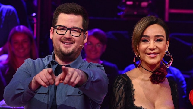 „Mal ehrlich: Hatten wir mal was miteinander?“, fragte Verona Pooth bei „The Masked Singer“ (ProSieben) den Sänger Rave-Ioli. Ratecrew-Kollege Chris Tall machte es konkret: „Dieter, bist du's?“ (Bild: Joyn/Willi Weber)