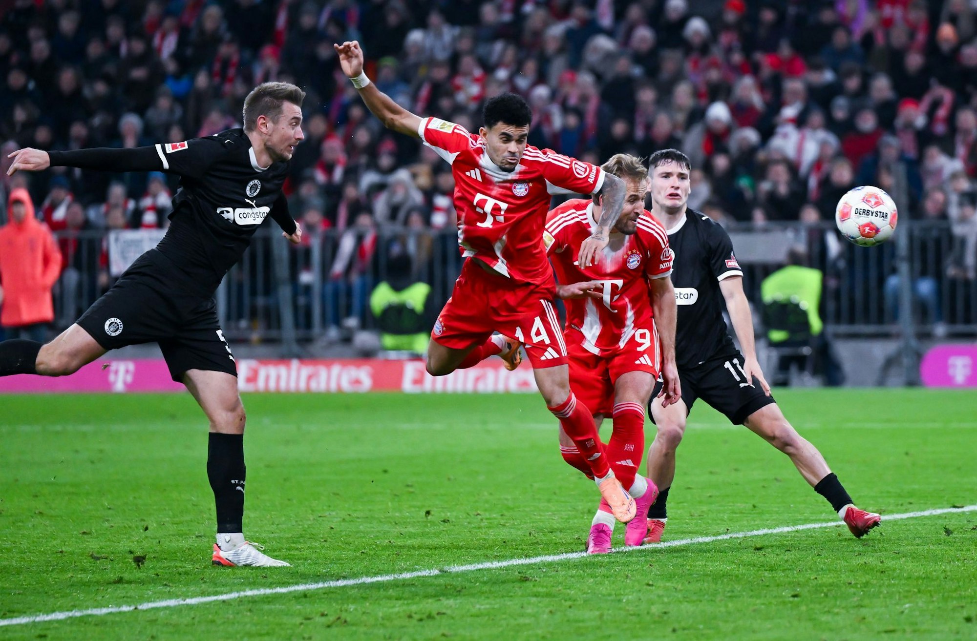 Luis Díaz (2.v.l.) trifft zum 2:1.