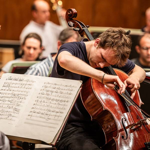 Lionel Martin spielt sein Cello.