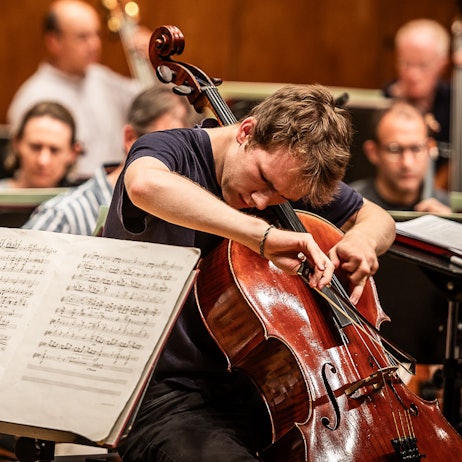 Lionel Martin spielt sein Cello.