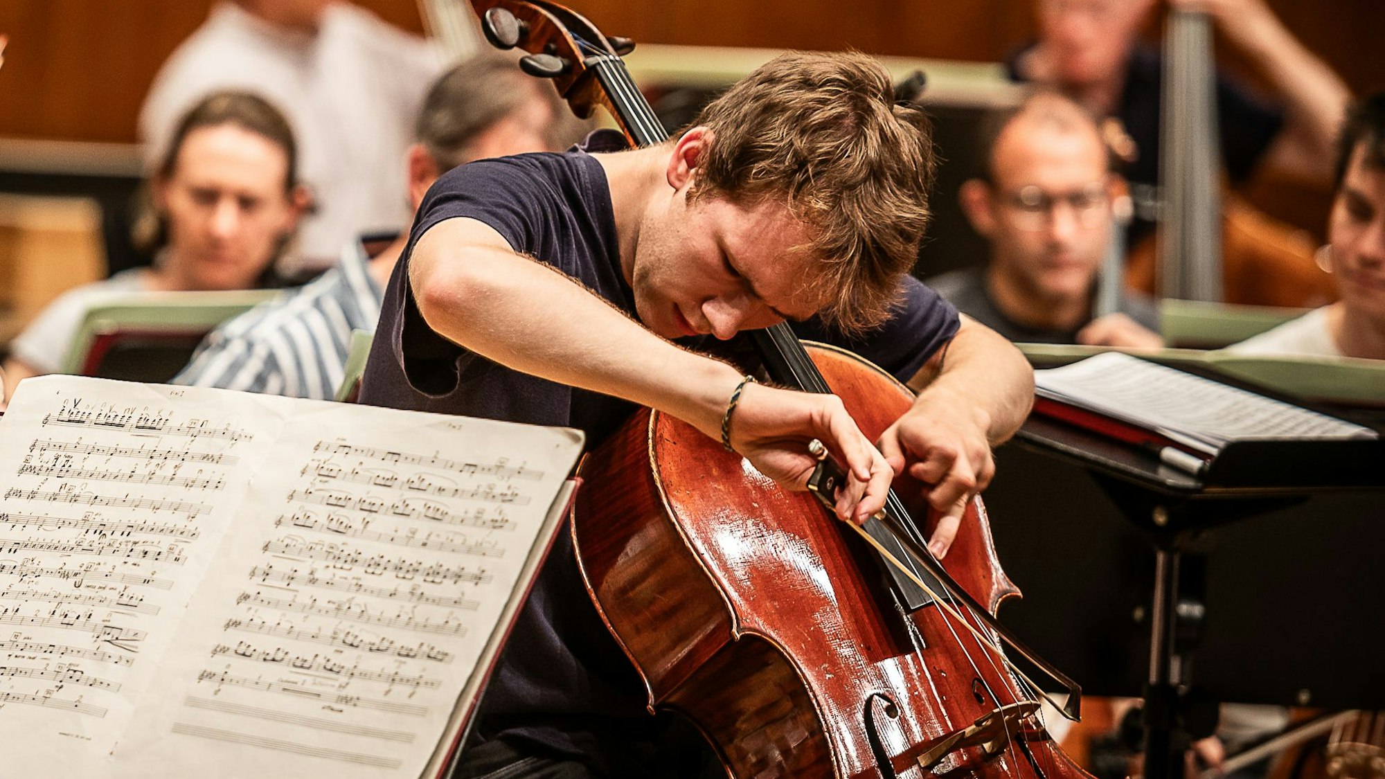 Lionel Martin spielt sein Cello.