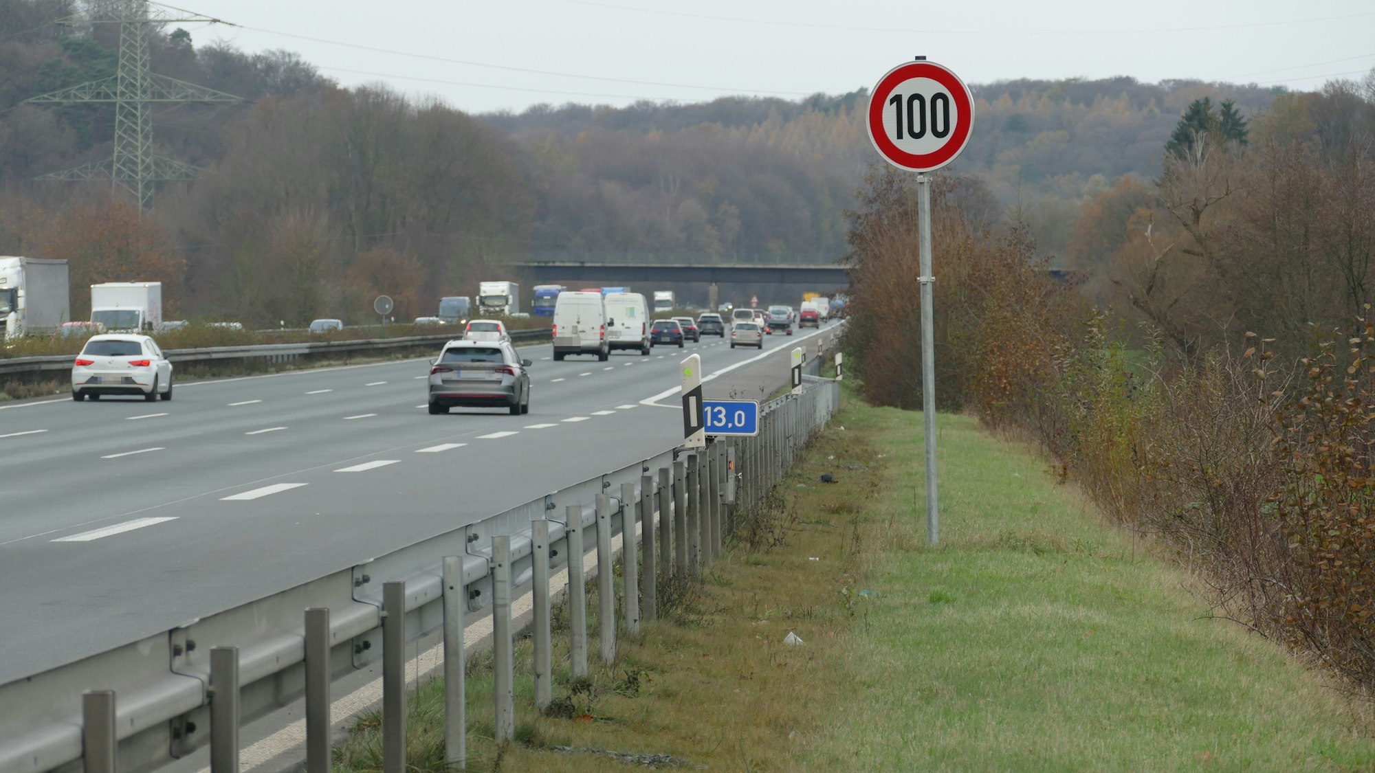 In dem Abschnitt gilt nun Tempo 100. Die Autobahn GmbH hatte die Maßnahme eingeführt, obwohl der Abschnitt ihren Regelungen zufolge nicht als Unfallschwerpunkt gilt.