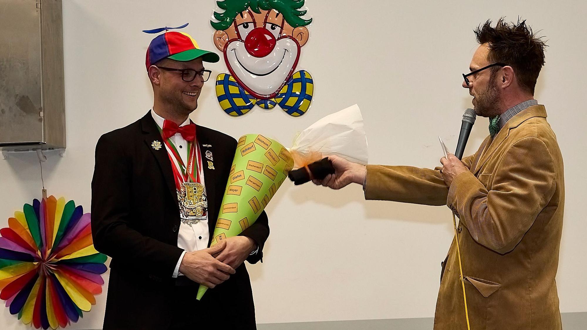 Das Bild zeigt die beiden Obengenannten auf der Bühne.