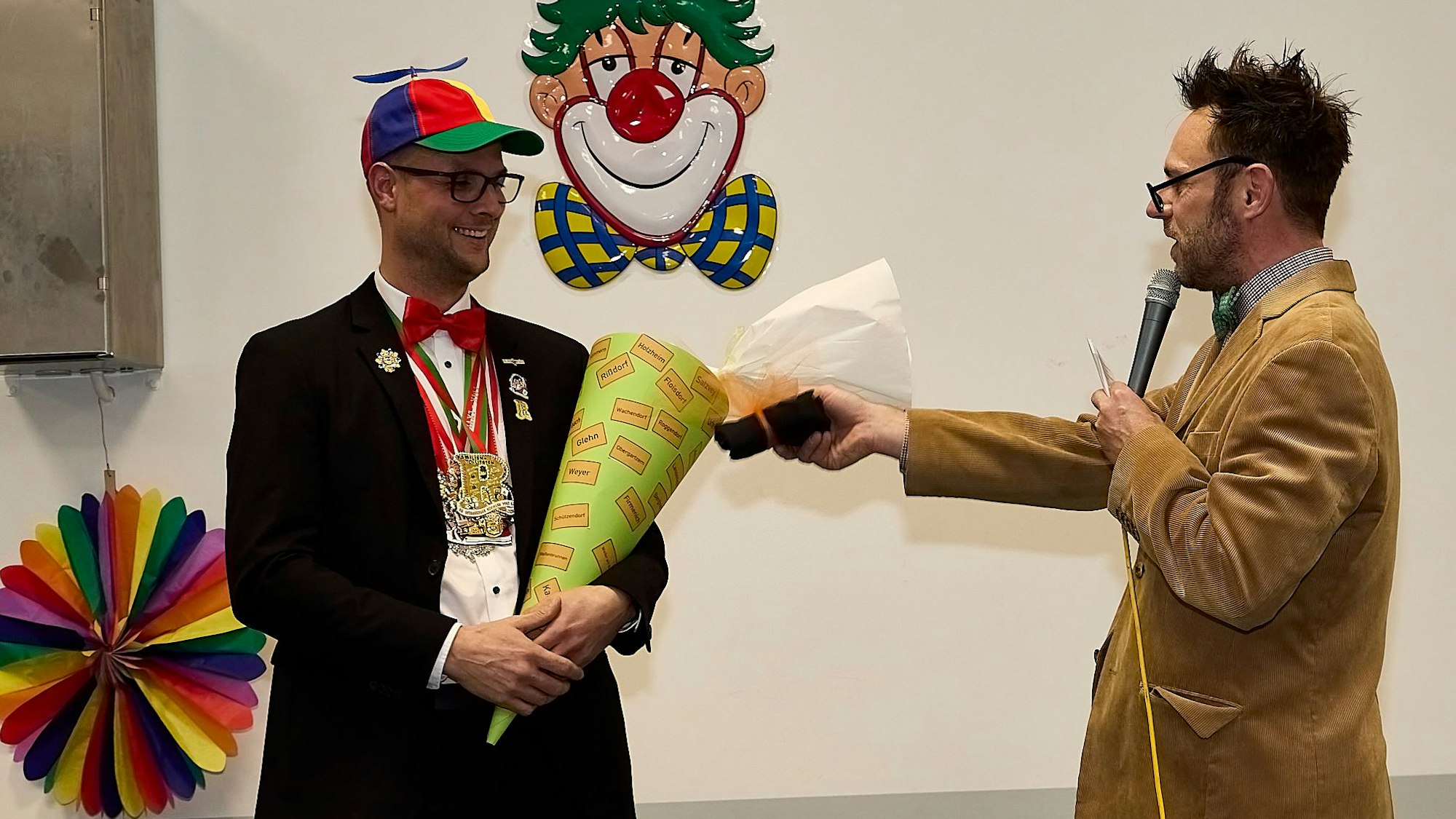 Das Bild zeigt die beiden Obengenannten auf der Bühne.