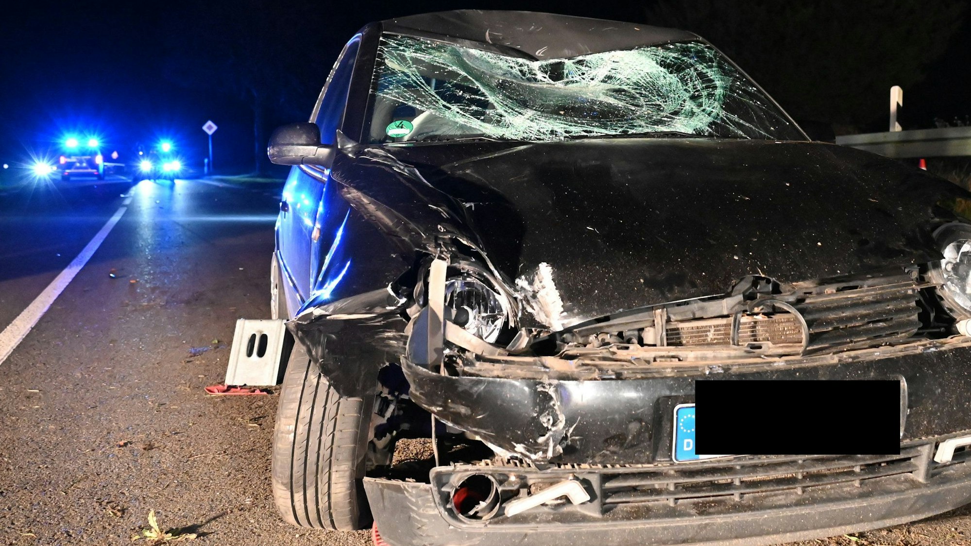 Das Bild zeigt ein beschädigtes Auto.