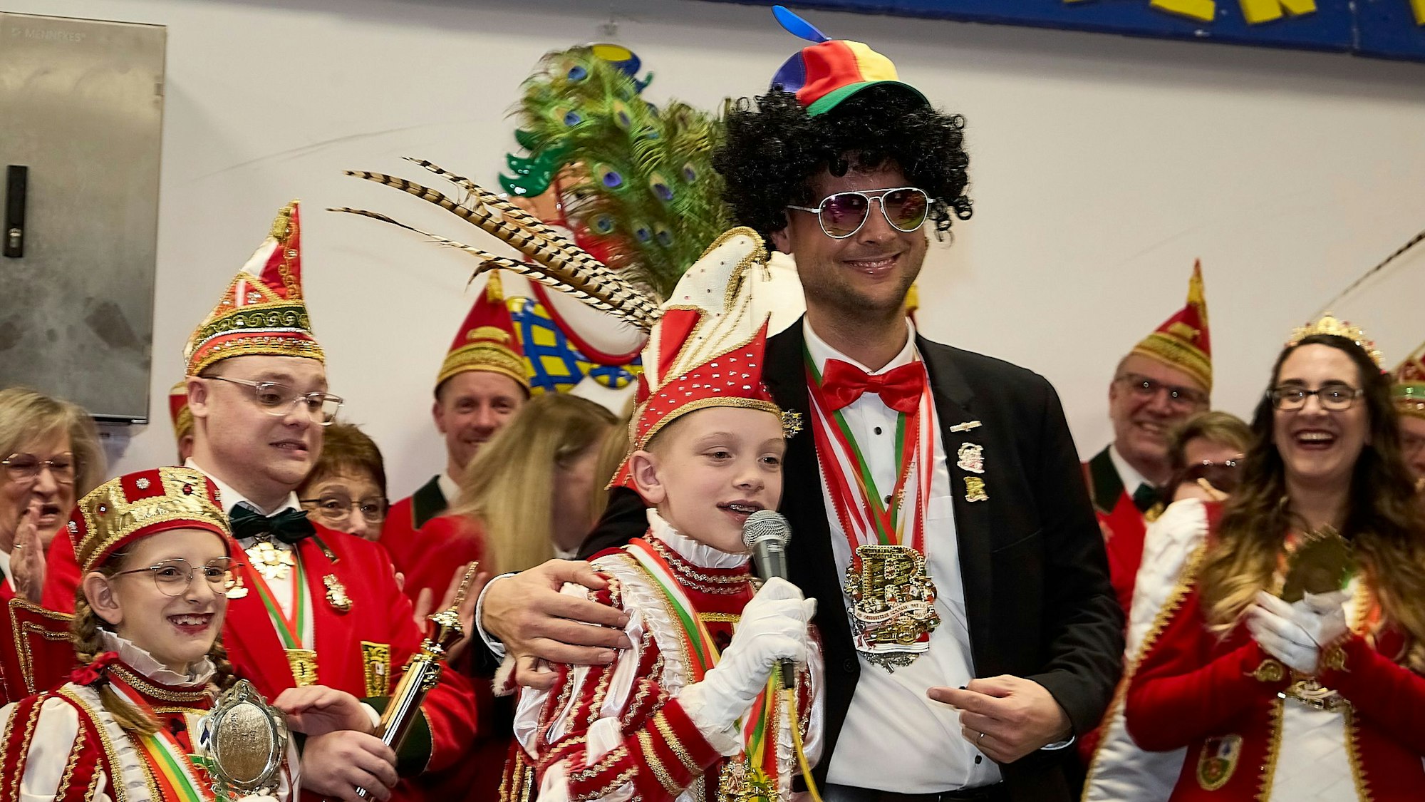 Das Bild zeigt den Bürgermeister und die Kindertollität.