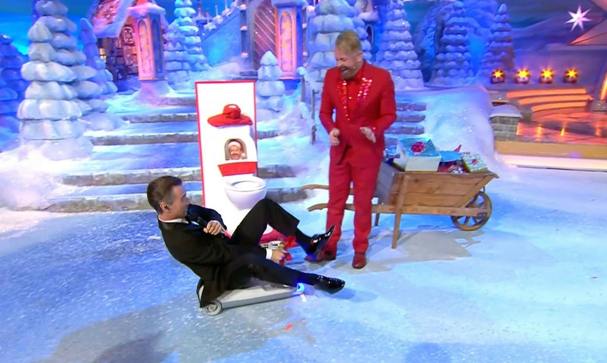 Florian Silbereisen (links) bekommt bei einer Geschenkidee von Ross Antony plötzlich Panik. (Bild: Screenshot ARD)