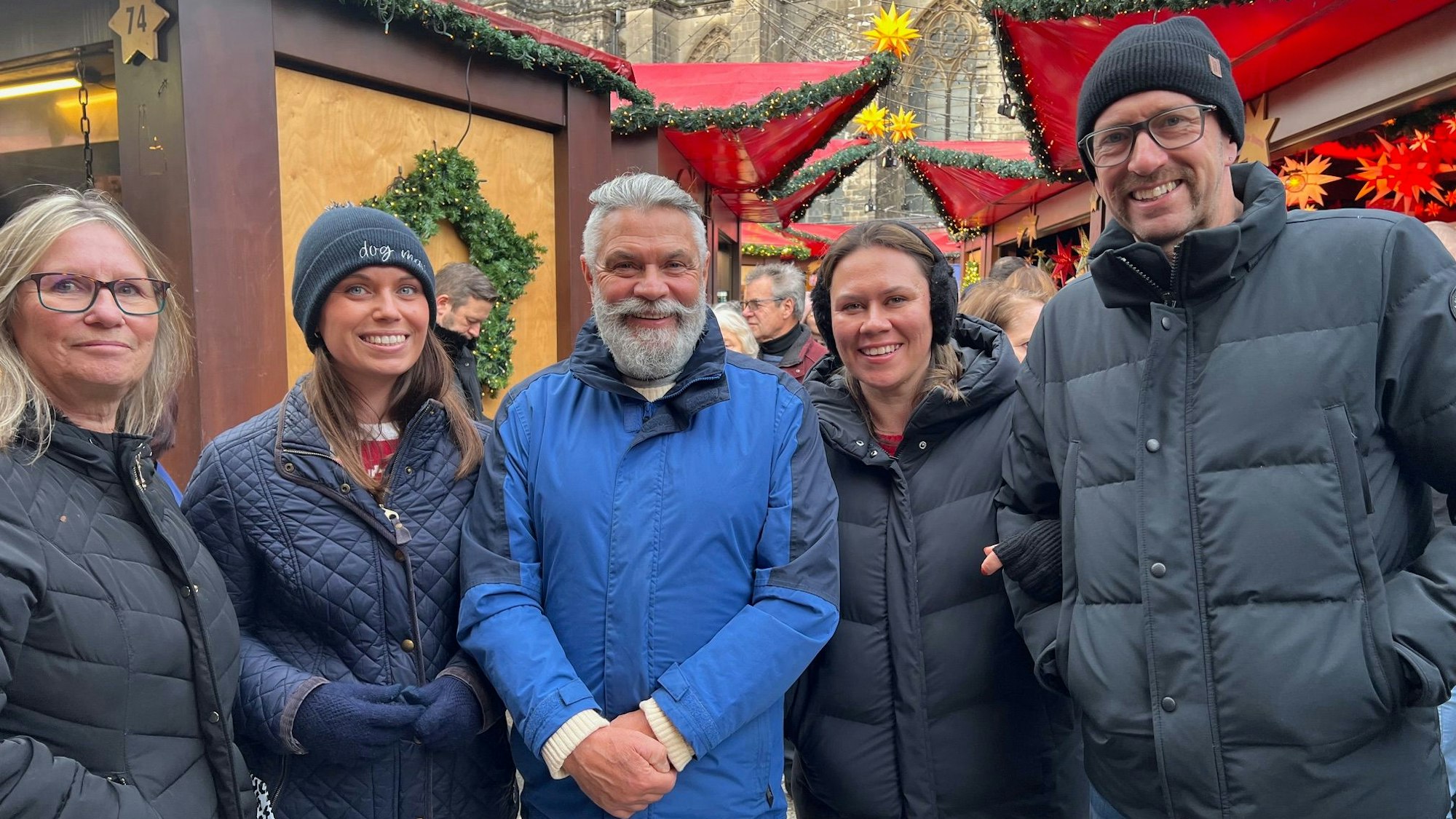 Martin Larkman (m.) und Vicky Aidoos (2.v.r:) und Familie aus dem englischen Suffolk sind zum allerersten Mal in Deutschland überhaupt. Extra für die Weihnachtsmärkte in Köln.