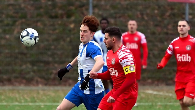 30.11.2025, Fussball-Bergfried Leverkusen-Rheindorf
links: Nico Falterbaum (Bergfried)
rechts: Manuel Montag (Rheindorf)
Foto: Uli Herhaus