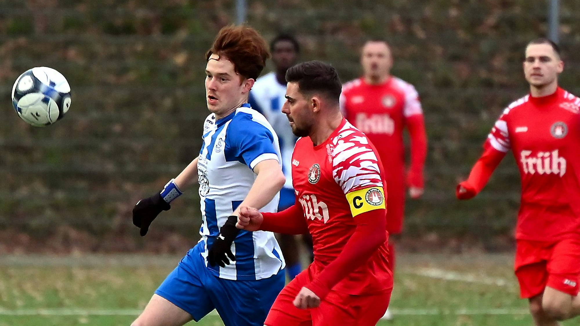 30.11.2025, Fussball-Bergfried Leverkusen-Rheindorf
links: Nico Falterbaum (Bergfried)
rechts: Manuel Montag (Rheindorf)
Foto: Uli Herhaus