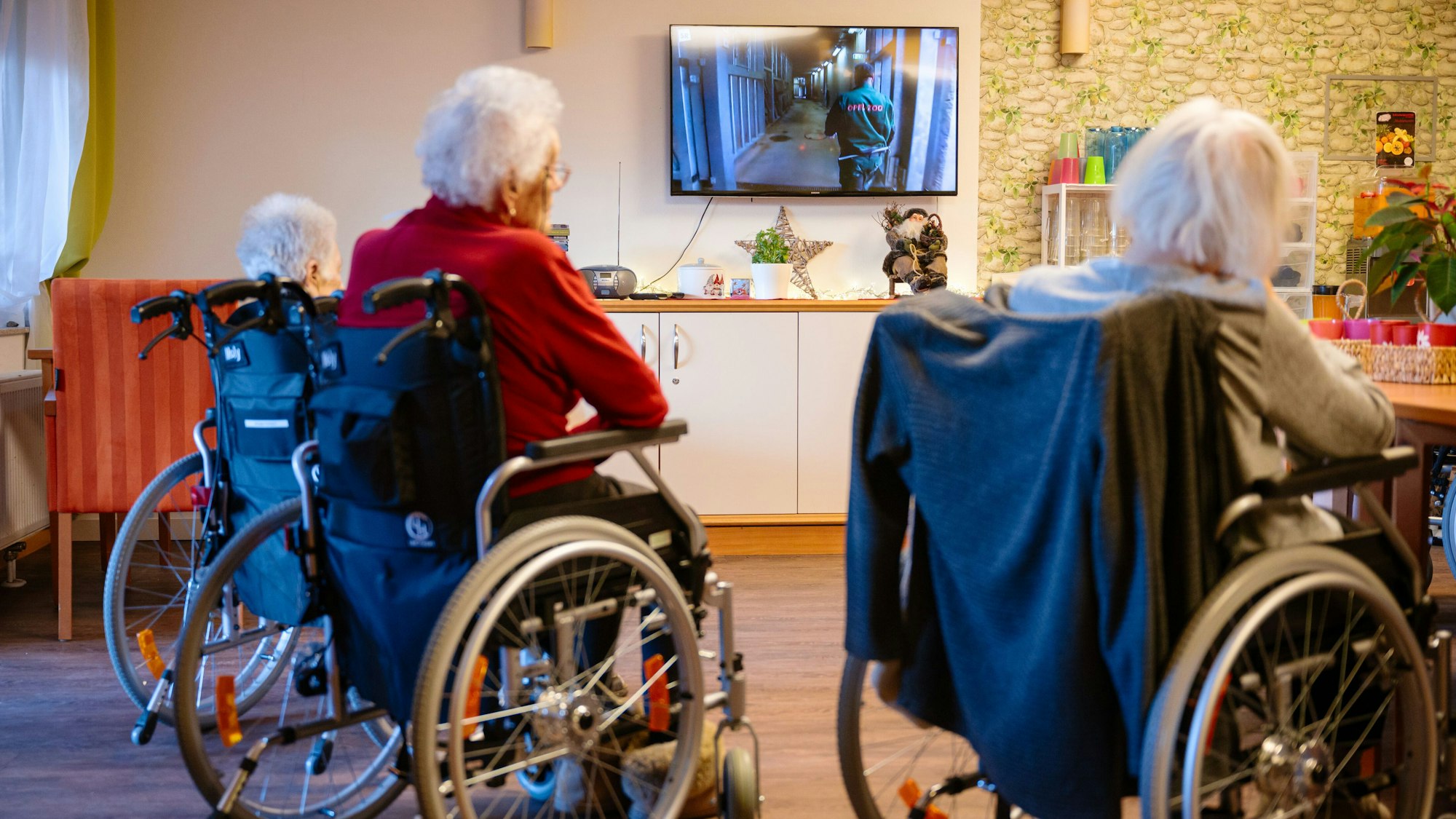 Wird jemand im Rollstuhl angeschnallt oder bekommt einen Tisch vor den Bauch, so kann dies juristisch bereits als Entzug der Freiheit verstanden werden.