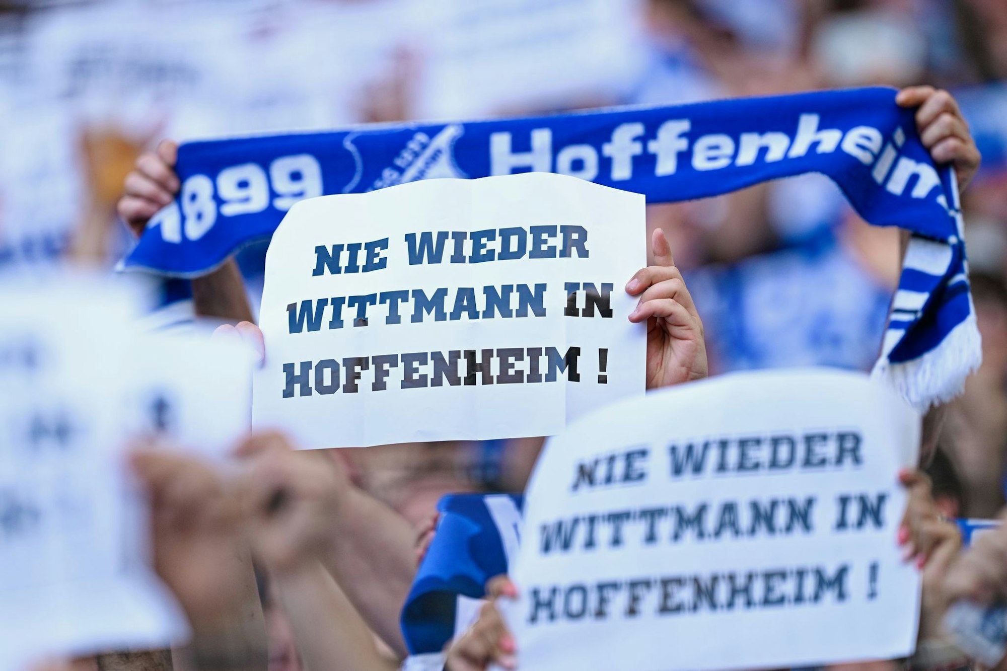 Fans der TSG Hoffenheim protestieren gegen den Einfluss von Spielerberater Roger Wittmann