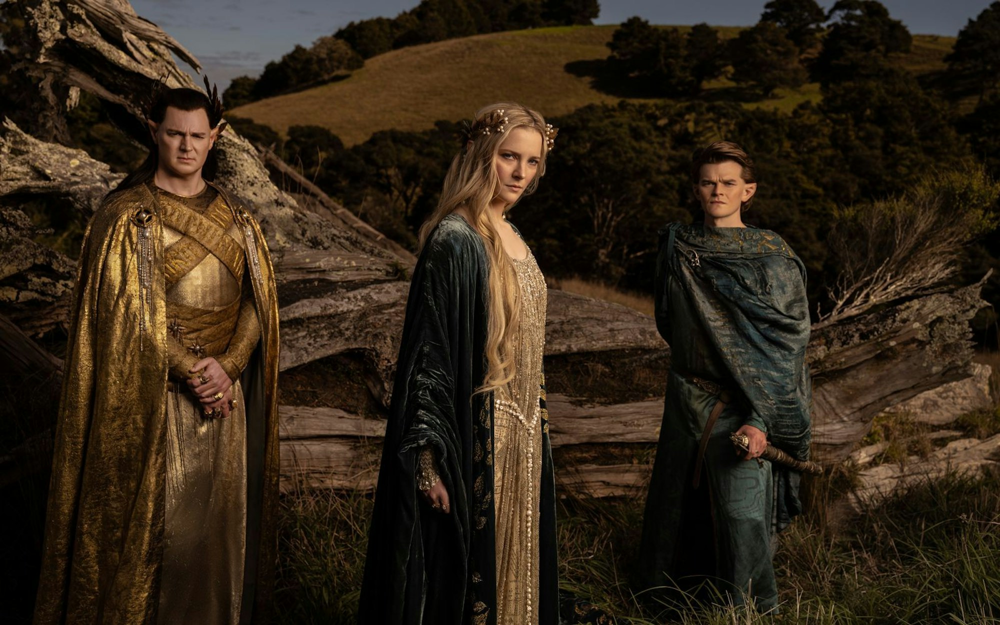 Die junge Elbin Galadriel (Morfydd Clark) muss in der Serie „Der Herr der Ringe: Die Ringe der Macht“ nicht nur gegen die Skepsis von Gil-galad (Benjamin Walker, links) und Elrond (Robert Aramayo) kämpfen. (Bild: Ben Rothstein/Prime Video/Amazon Studios)