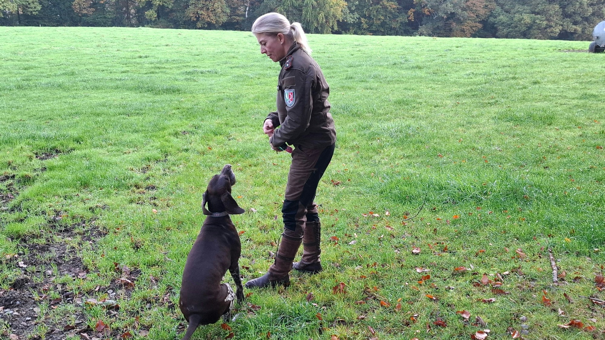 Katharina Salawa hat bei ihrer Arbeit einen Hund dabei.